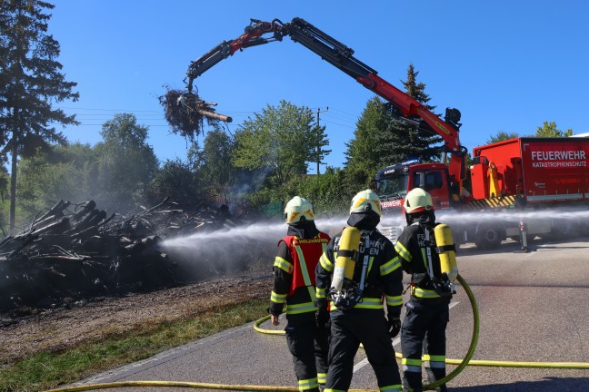 Sieben Feuerwehren bei Brand eines Holzsto�es in Buchkirchen im Einsatz