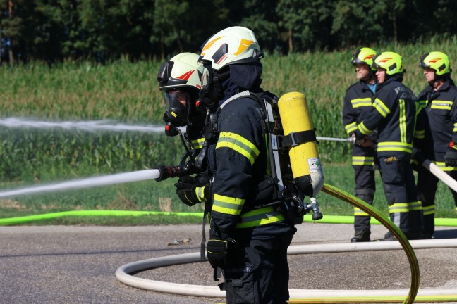 Sieben Feuerwehren bei Brand eines Holzsto�es in Buchkirchen im Einsatz