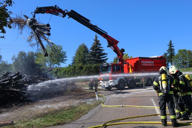 Sieben Feuerwehren bei Brand eines Holzsto�es in Buchkirchen im Einsatz