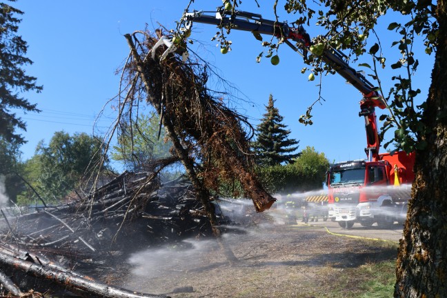 Sieben Feuerwehren bei Brand eines Holzsto�es in Buchkirchen im Einsatz
