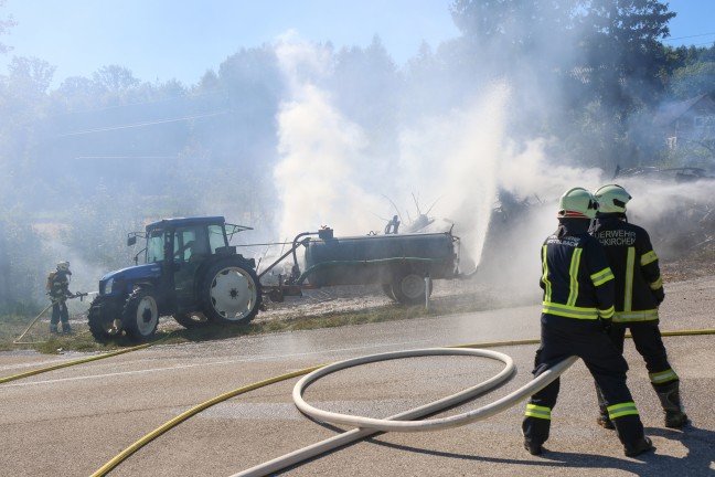 Sieben Feuerwehren bei Brand eines Holzsto�es in Buchkirchen im Einsatz
