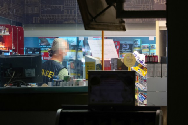 Gro�einsatz der Polizei nach mutma�lichem Raub�berfall auf Tankstelle in Wels-Neustadt