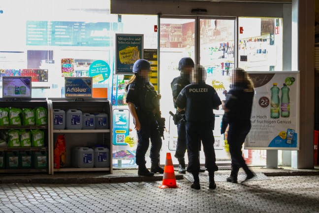 Gro�einsatz der Polizei nach mutma�lichem Raub�berfall auf Tankstelle in Wels-Neustadt