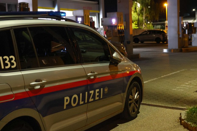 Gro�einsatz der Polizei nach mutma�lichem Raub�berfall auf Tankstelle in Wels-Neustadt