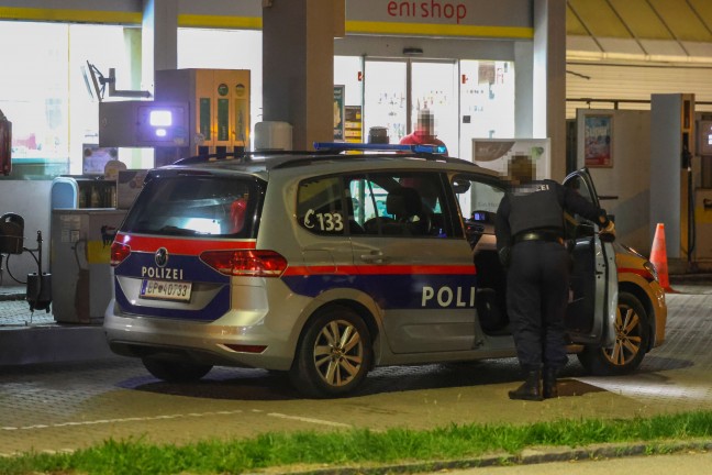 Gro�einsatz der Polizei nach mutma�lichem Raub�berfall auf Tankstelle in Wels-Neustadt