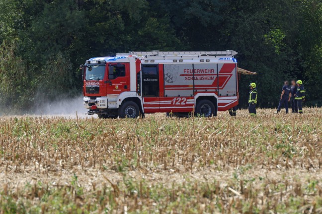Glosende Stelle in einem Feld bei Schlei�heim durch Feuerwehr rasch abgel�scht