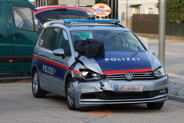 Crash zwischen Streifenwagen und PKW auf Gmundener Stra�e in Edt bei Lambach