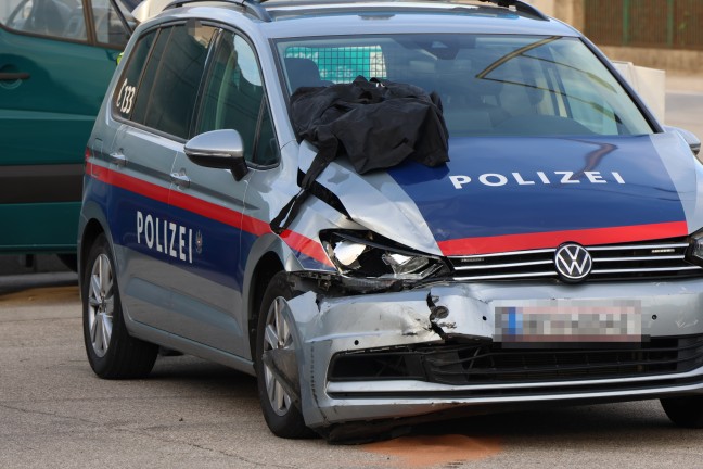 Crash zwischen Streifenwagen und PKW auf Gmundener Stra�e in Edt bei Lambach