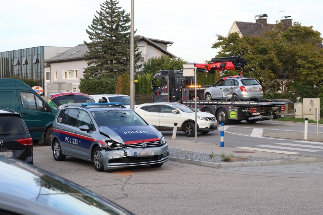 Crash zwischen Streifenwagen und PKW auf Gmundener Stra�e in Edt bei Lambach