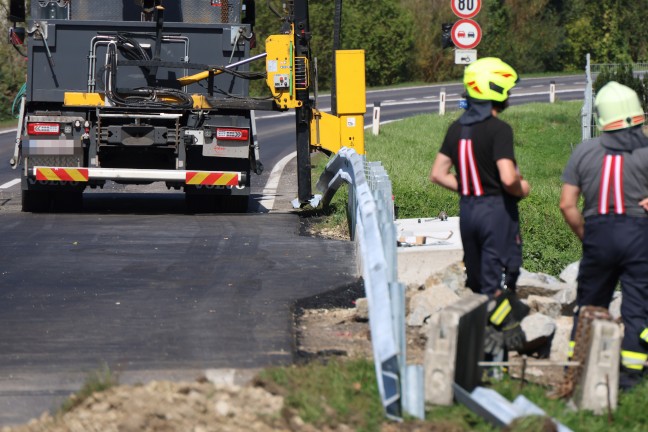 Gasleitung bei Bauarbeiten an einer Br�ckenbaustelle in Taufkirchen an der Trattnach besch�digt