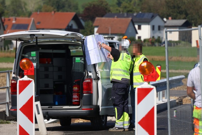 Gasleitung bei Bauarbeiten an einer Br�ckenbaustelle in Taufkirchen an der Trattnach besch�digt