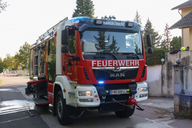 Nachl�scharbeiten nach Kleinbrand in der Garage eines Wohnhauses in Hargelsberg