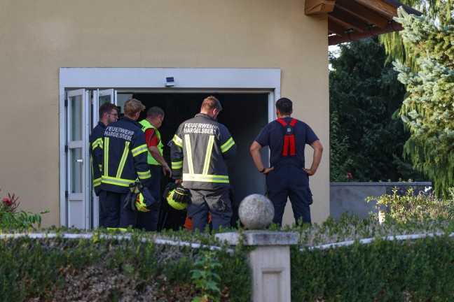 Nachl�scharbeiten nach Kleinbrand in der Garage eines Wohnhauses in Hargelsberg