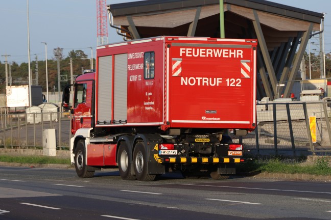 Gefahrstoffeinsatz: Feuerwehr bei kleinem Schadstoffaustritt in Wels-Puchberg im Einsatz