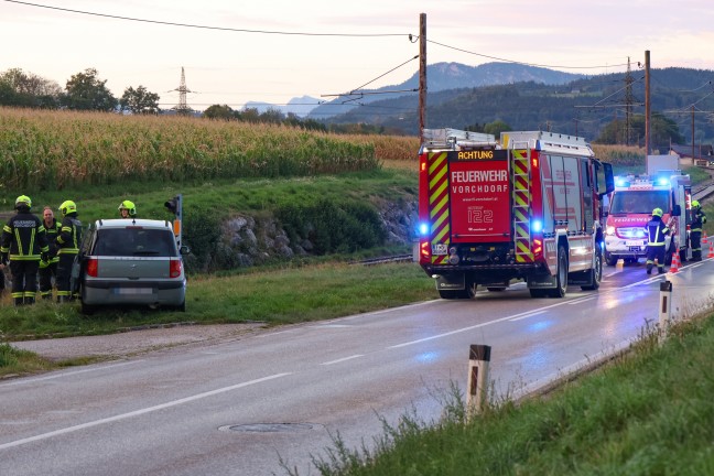 Auto in Seitenlage: Junger PKW-Lenker bei Verkehrsunfall in Vorchdorf nahezu unverletzt