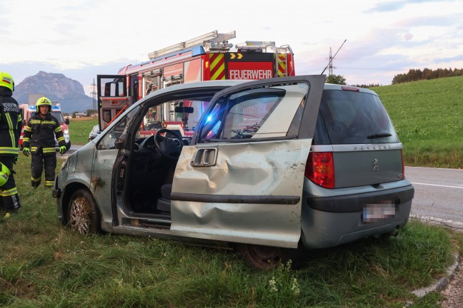 Auto in Seitenlage: Junger PKW-Lenker bei Verkehrsunfall in Vorchdorf nahezu unverletzt