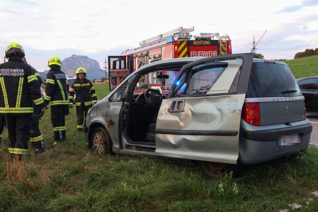 Auto in Seitenlage: Junger PKW-Lenker bei Verkehrsunfall in Vorchdorf nahezu unverletzt
