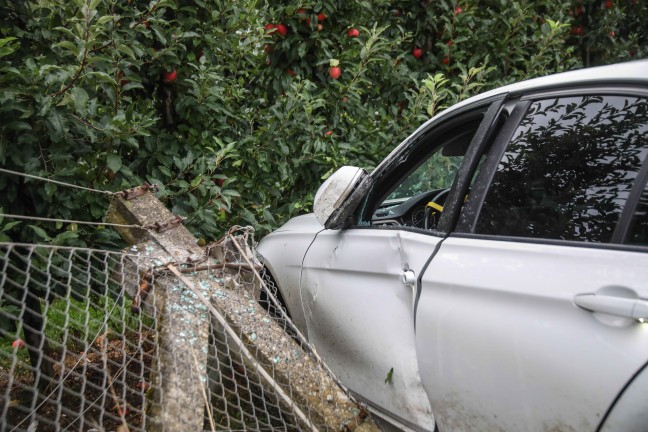 Auto bei Verkehrsunfall in Buchkirchen in Zaun einer Apfelplantage gekracht