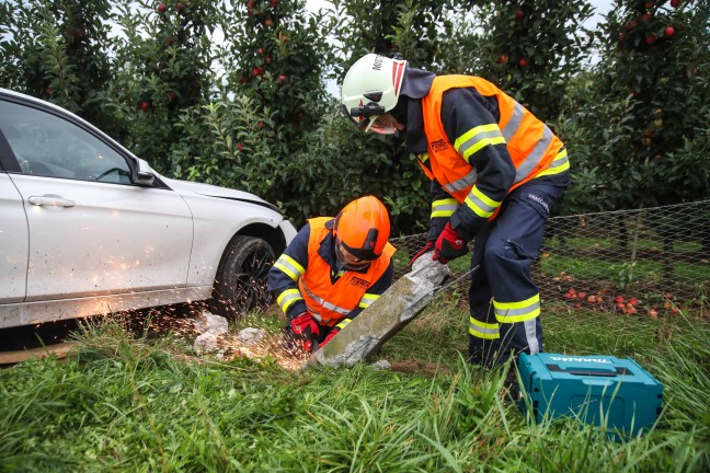 Auto bei Verkehrsunfall in Buchkirchen in Zaun einer Apfelplantage gekracht