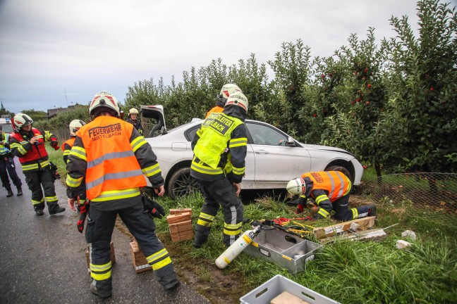 Auto bei Verkehrsunfall in Buchkirchen in Zaun einer Apfelplantage gekracht