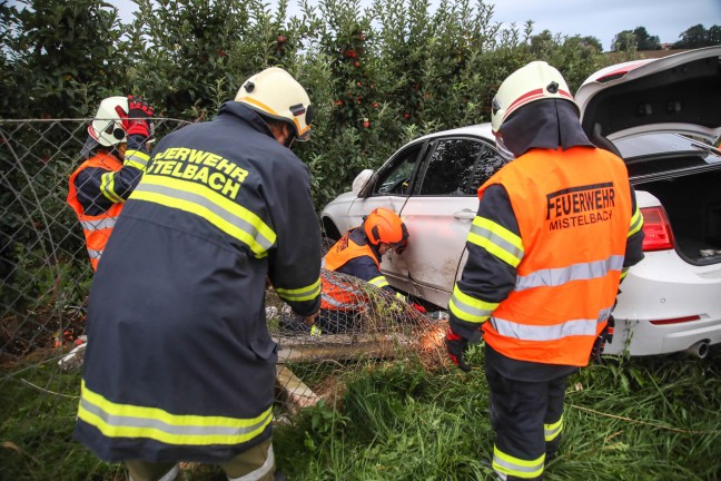 Auto bei Verkehrsunfall in Buchkirchen in Zaun einer Apfelplantage gekracht