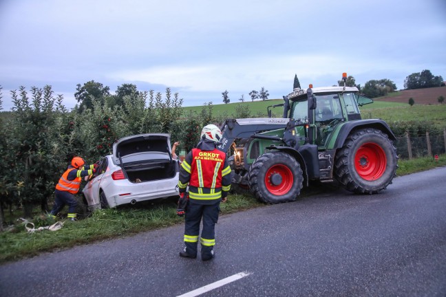 Auto bei Verkehrsunfall in Buchkirchen in Zaun einer Apfelplantage gekracht