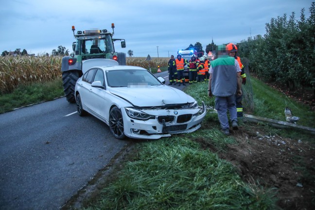 Auto bei Verkehrsunfall in Buchkirchen in Zaun einer Apfelplantage gekracht