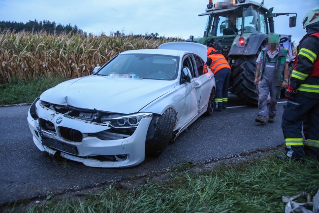 Auto bei Verkehrsunfall in Buchkirchen in Zaun einer Apfelplantage gekracht