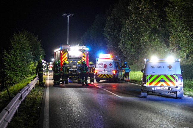Wohnmobil umgest�rzt: Drei Verletzte bei Crash zwischen zwei PKW und einem Reisemobil bei Pinsdorf