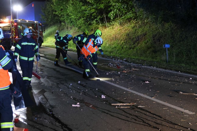 Wohnmobil umgest�rzt: Drei Verletzte bei Crash zwischen zwei PKW und einem Reisemobil bei Pinsdorf