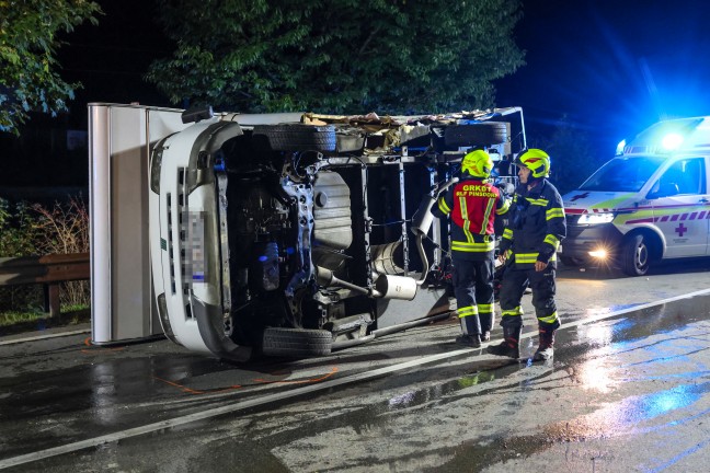 Wohnmobil umgest�rzt: Drei Verletzte bei Crash zwischen zwei PKW und einem Reisemobil bei Pinsdorf