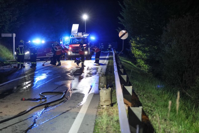 Wohnmobil umgest�rzt: Drei Verletzte bei Crash zwischen zwei PKW und einem Reisemobil bei Pinsdorf