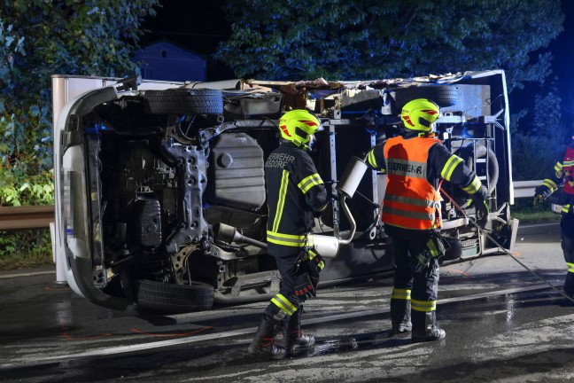 Wohnmobil umgest�rzt: Drei Verletzte bei Crash zwischen zwei PKW und einem Reisemobil bei Pinsdorf