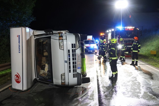Wohnmobil umgest�rzt: Drei Verletzte bei Crash zwischen zwei PKW und einem Reisemobil bei Pinsdorf