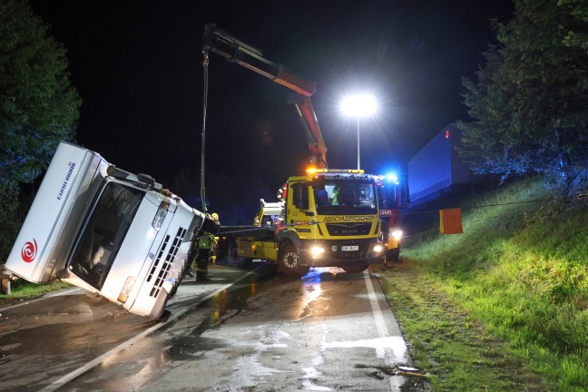 Wohnmobil umgest�rzt: Drei Verletzte bei Crash zwischen zwei PKW und einem Reisemobil bei Pinsdorf