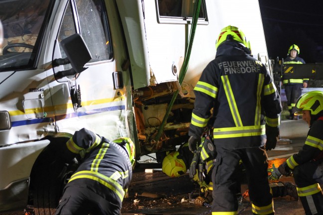 Wohnmobil umgest�rzt: Drei Verletzte bei Crash zwischen zwei PKW und einem Reisemobil bei Pinsdorf