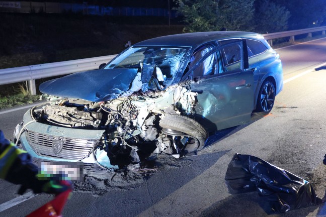 Wohnmobil umgest�rzt: Drei Verletzte bei Crash zwischen zwei PKW und einem Reisemobil bei Pinsdorf