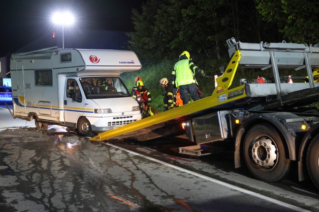 Wohnmobil umgest�rzt: Drei Verletzte bei Crash zwischen zwei PKW und einem Reisemobil bei Pinsdorf