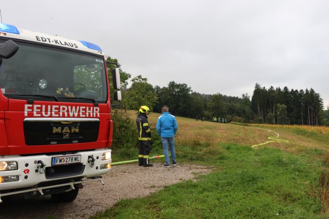Feuerwehr bei Brand eines Mittelspannungsmastens auf einem Feld in Edt bei Lambach im Einsatz