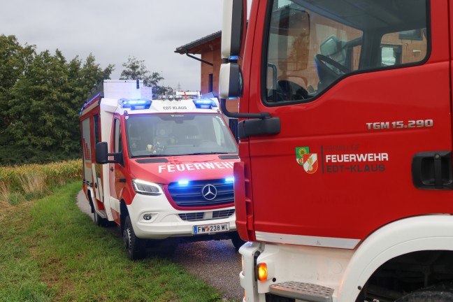 Feuerwehr bei Brand eines Mittelspannungsmastens auf einem Feld in Edt bei Lambach im Einsatz