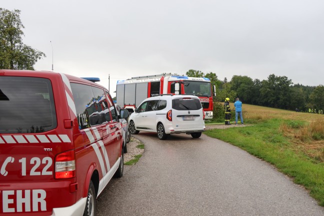 Feuerwehr bei Brand eines Mittelspannungsmastens auf einem Feld in Edt bei Lambach im Einsatz
