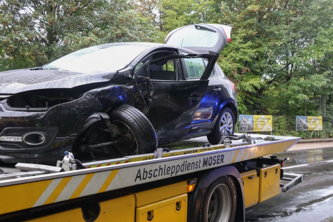 Einsatzkr�fte nach schwerem Crash zwischen Taxibus und PKW in Leonding im Einsatz
