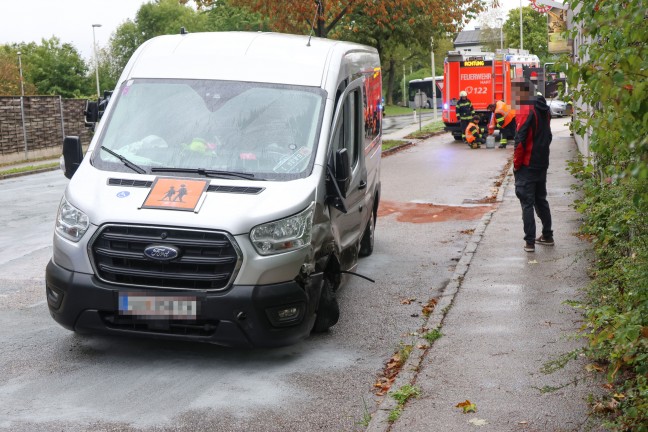 Einsatzkr�fte nach schwerem Crash zwischen Taxibus und PKW in Leonding im Einsatz