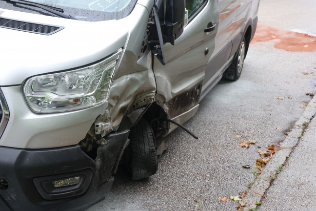 Einsatzkr�fte nach schwerem Crash zwischen Taxibus und PKW in Leonding im Einsatz