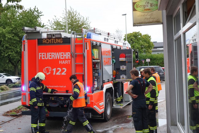 Einsatzkr�fte nach schwerem Crash zwischen Taxibus und PKW in Leonding im Einsatz