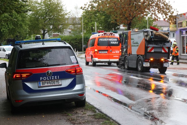 Einsatzkr�fte nach schwerem Crash zwischen Taxibus und PKW in Leonding im Einsatz