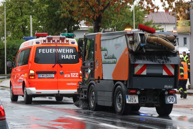 Einsatzkr�fte nach schwerem Crash zwischen Taxibus und PKW in Leonding im Einsatz