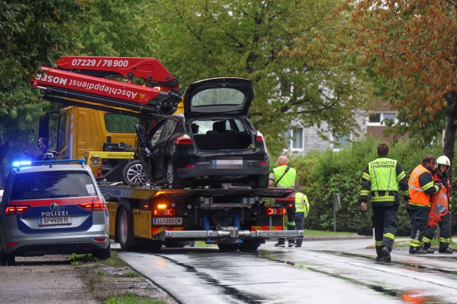 Einsatzkr�fte nach schwerem Crash zwischen Taxibus und PKW in Leonding im Einsatz