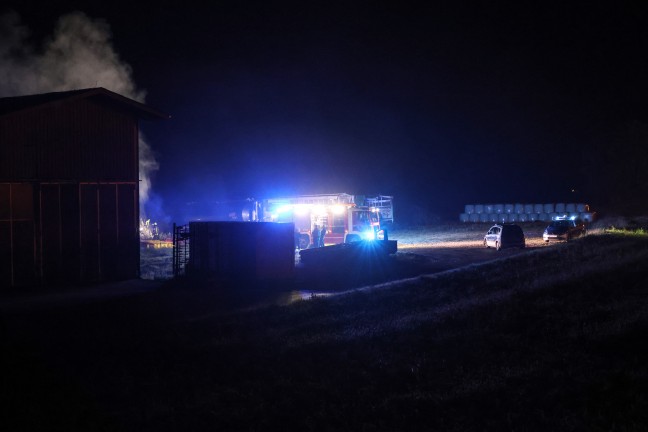 Feuerwehr bei Brand auf dem Areal eines landwirtschaftlichen Betriebs in Wels-Waidhausen im Einsatz