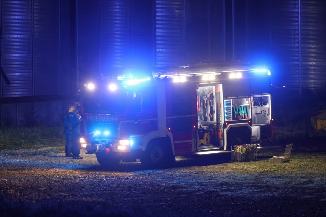 Feuerwehr bei Brand auf dem Areal eines landwirtschaftlichen Betriebs in Wels-Waidhausen im Einsatz